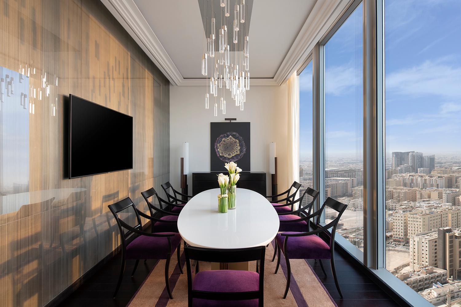 Banyan Tree Doha At La Cigale Mushaireb Zimmer foto The dining room of a suite at the Ritz-Carlton, Riyadh